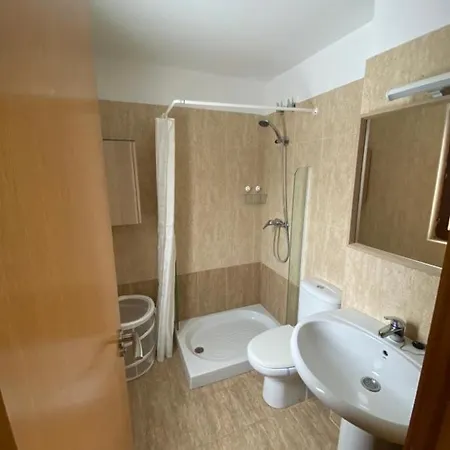 Fantastico Con Jardin En Vut Hu-20-007 Apartment